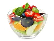 Плодова салата с ябълки, сини сливи, портокал, киви, ягоди, малини и грозде